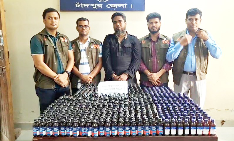চাঁদপুরে ৬৮০ বোতল ফেন্সিডিল ও মাইক্রোবাসসহ আটক ১
